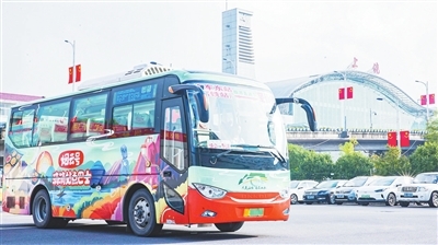 申花主题巴士亮相城市新风景线