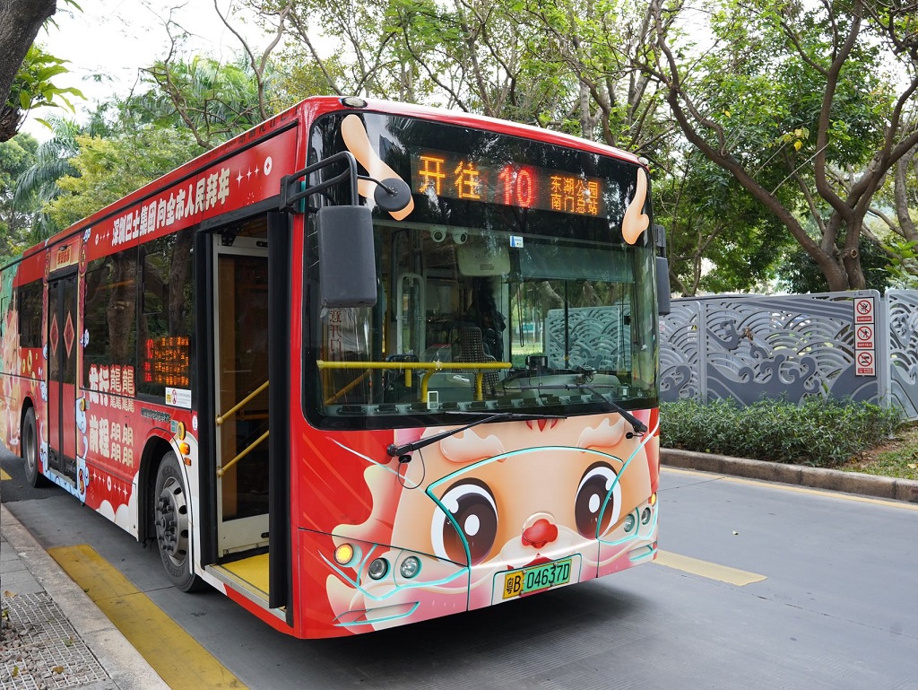 申花主题巴士全新上线——城市的新风景线