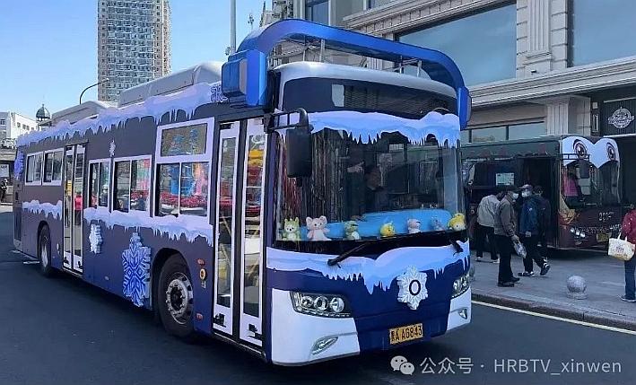 申花主题巴士全新上线——城市的新风景线