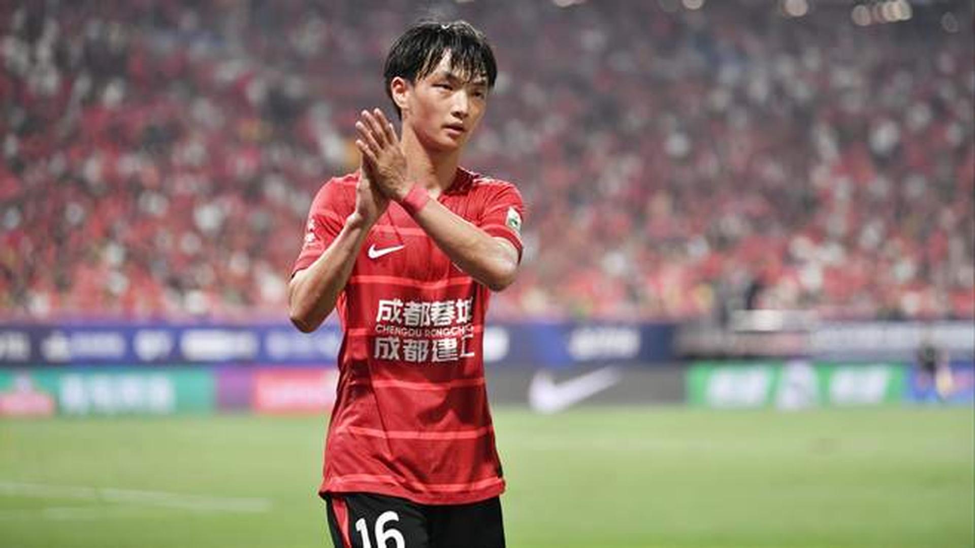 杨明洋，入选国足，展现预判与逼抢的优势