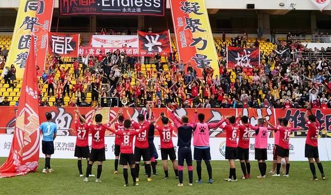 足球报报道，蓉城俱乐部引援新动向，周定洋成为争冠热门目标，球员意愿留队