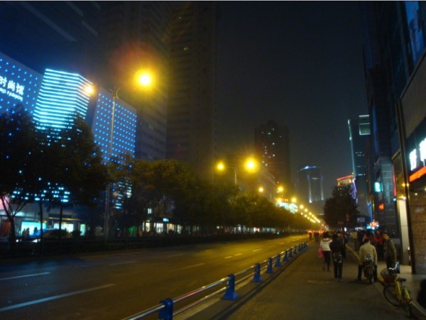 人气爆棚之夜，成都蓉城与上海海港的对决，现场观众达41393人