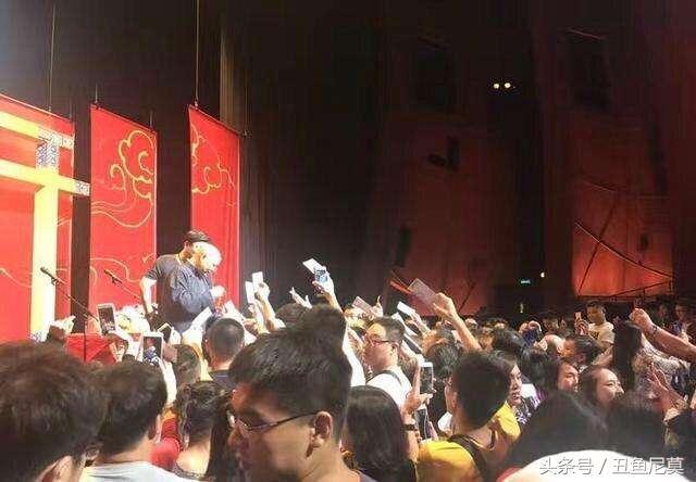 人气爆棚之夜，成都蓉城与上海海港的对决，现场观众达41393人