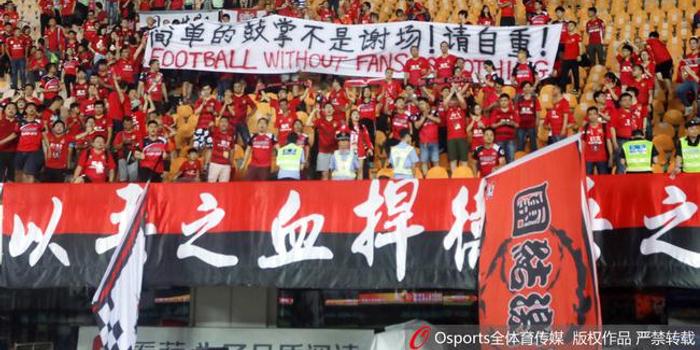 力挺曼联，球迷热情高涨，好日子终于来临——阿莫林上赛季末主场演讲的回声